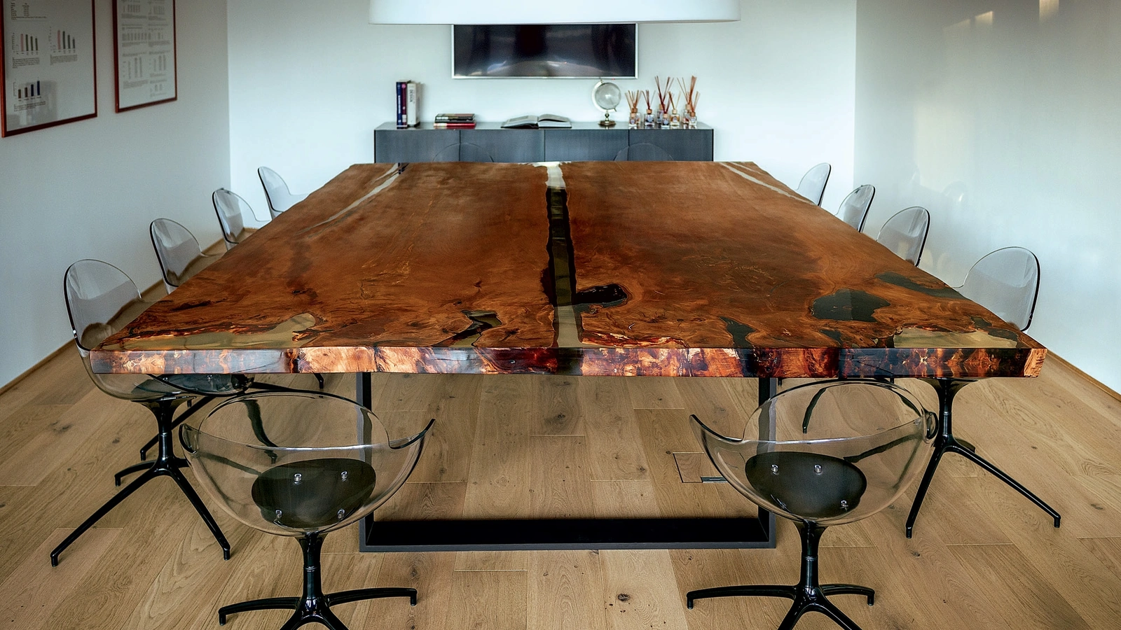 Tavolo di grandi dimensioni Kauri Newton in massello di Kauri e resina con base in ferro di Riva1920