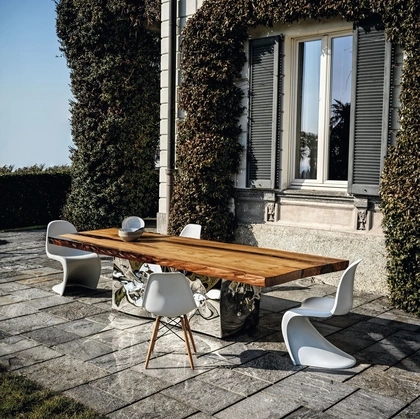 Tavolo Kauri Riflessi Millenari in massello di Kauri, con base scultorea realizzata con fogli d’acciaio forgiati a mano di Riva1920