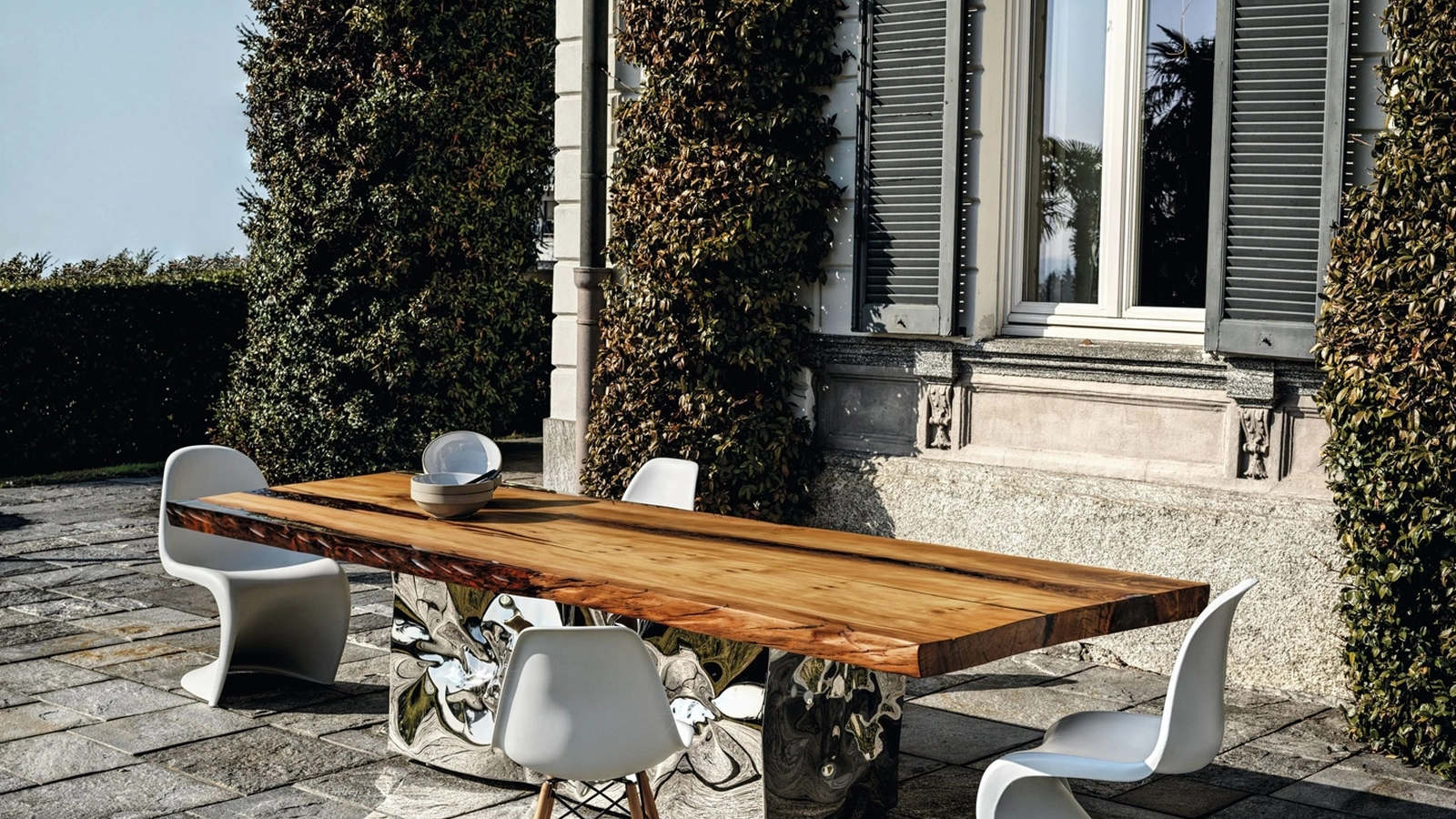 Tavolo Kauri Riflessi Millenari in massello di Kauri, con base scultorea realizzata con fogli d’acciaio forgiati a mano di Riva1920