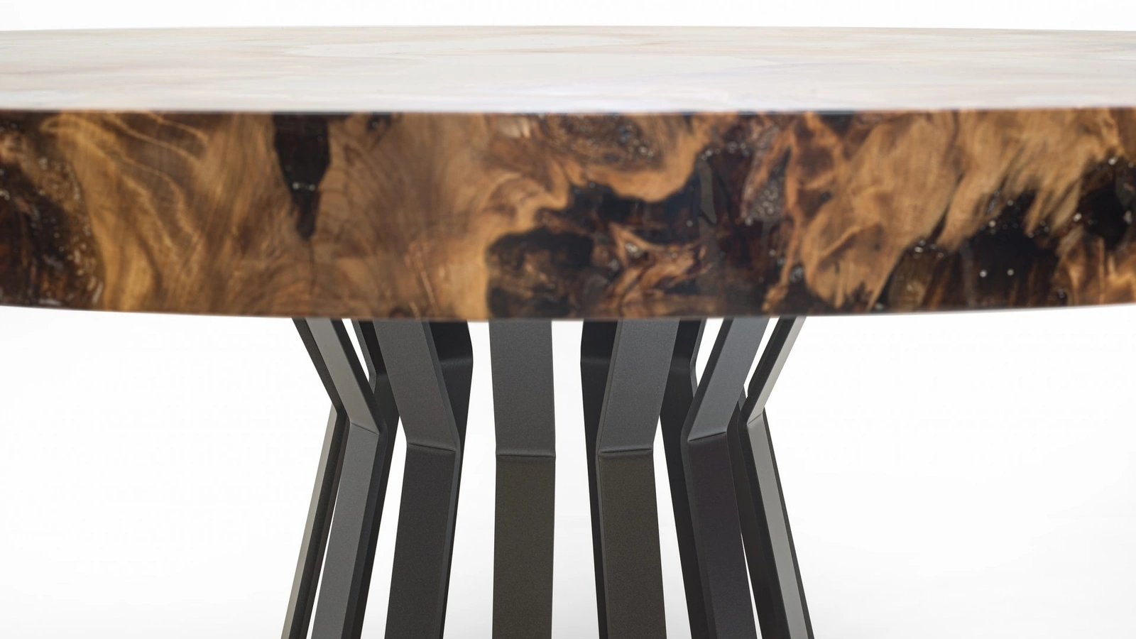 Tavolo Kauri Round con basamento composto da listelli in ferro che si rastremano al centro di Riva1920