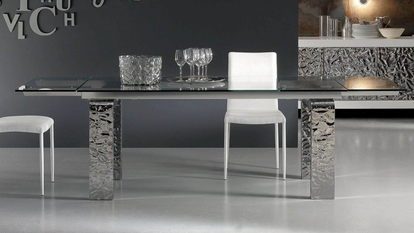 Tavolo allungabile Mito con top in cristallo e base in acciaio di Riflessi