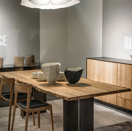 Tavolo Natura Briccola in legno massello con bordi naturali e gambe in ferro di Riva1920