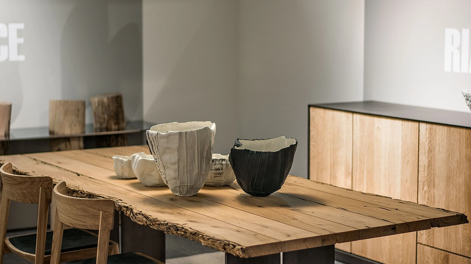 Tavolo Natura Briccola in legno massello con bordi naturali e gambe in ferro di Riva1920