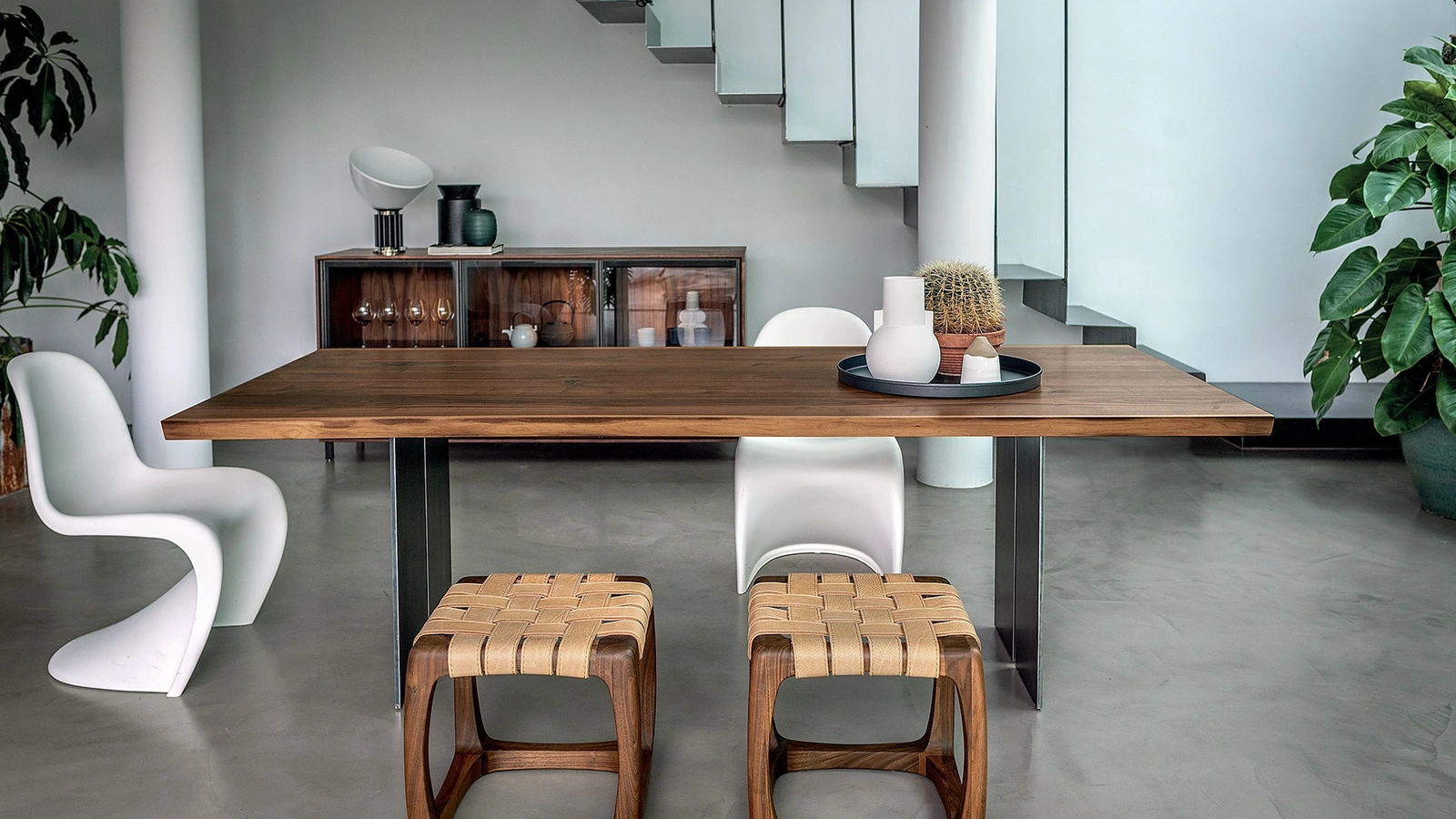 Tavolo Natura Natural Sides in legno massello a liste incollate con bordi naturali con gambe in ferro di Riva1920