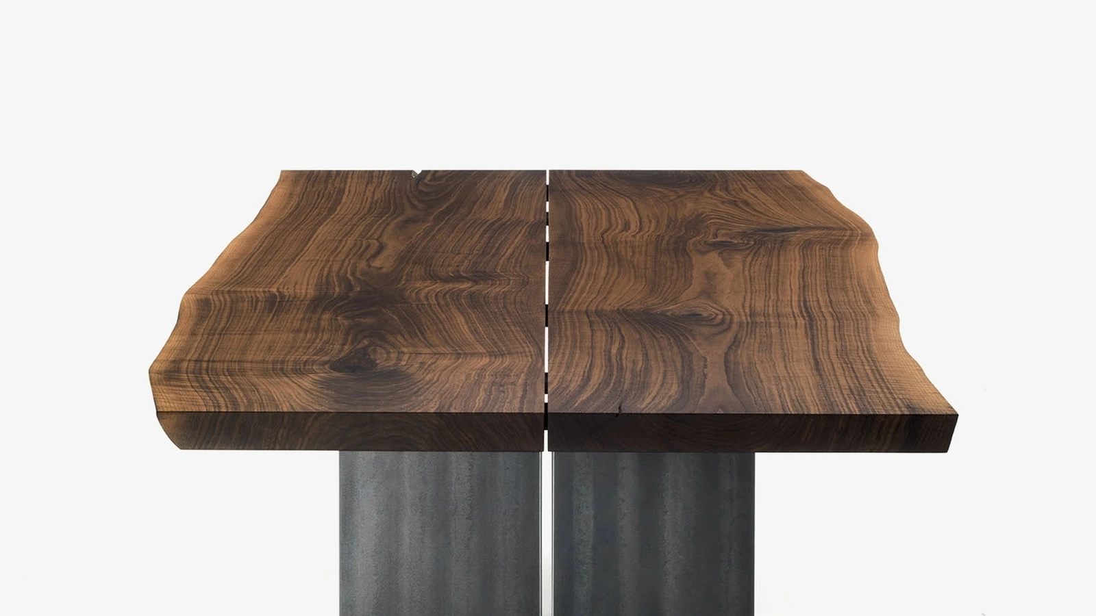 Tavolo Natura Plank in legno massello composto da due tavole uniche con bordi naturali e fuga centrale con gambe in ferro di Riva1920