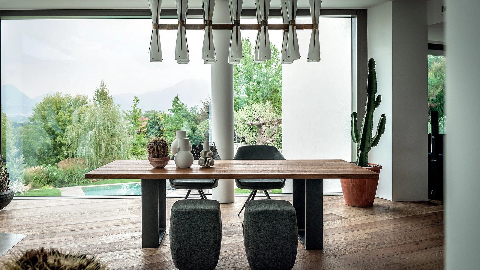 Tavolo Newton Squared in legno massello a liste incollate con bordi squadrati e gambe in ferro di Riva1920