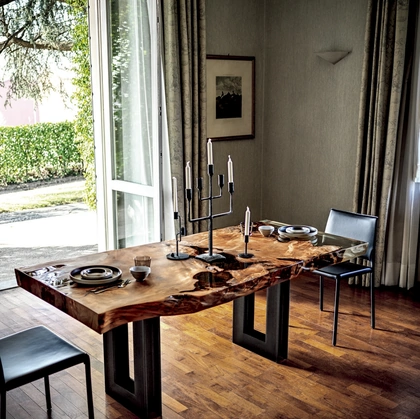 Tavolo Kauri Beam realizzato in legno massello di Kauri e resina con base in ferro di Riva1920