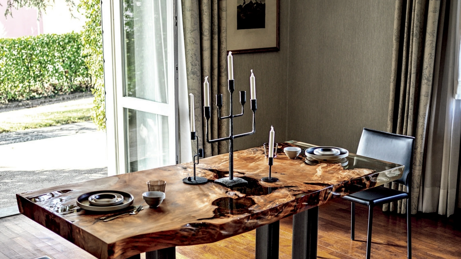 Tavolo Kauri Beam realizzato in legno massello di Kauri e resina con base in ferro di Riva1920