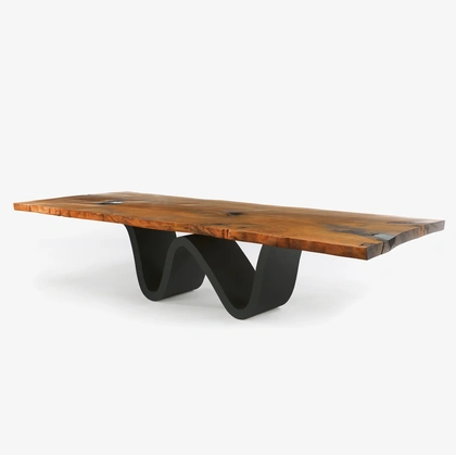 Tavolo Kauri Bree e Onda con top in massello di Kauri abbinato ad una base dotata di forma sinuosa che ricorda le onde del mare di Riva1920