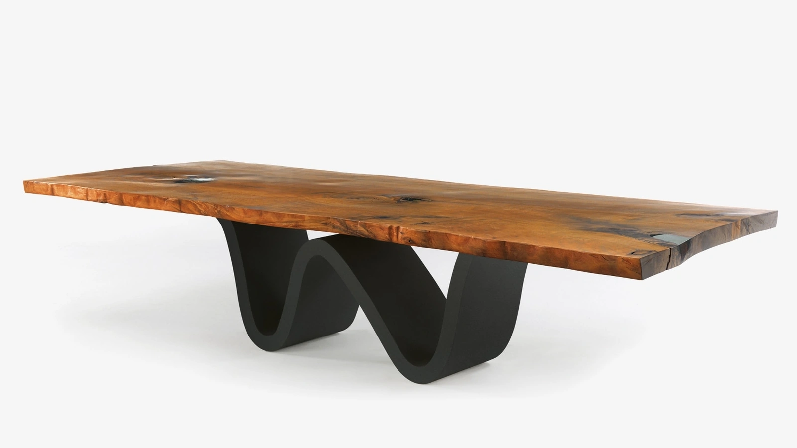 Tavolo Kauri Bree e Onda con top in massello di Kauri abbinato ad una base dotata di forma sinuosa che ricorda le onde del mare di Riva1920