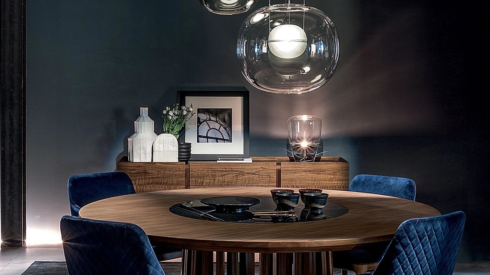 Tavolo Shang Wood tondo in legno massello con vassoio girevole centrale in marmo di Riva1920