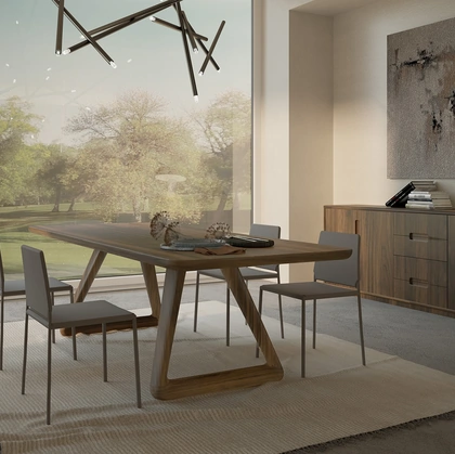 Tavolo Sospiro Table con top a liste incollate e bordi smussati caratterizzato da due gambe interamente in legno massello di Riva1920