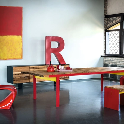 Tavolo Touch Table Briccola n legno massello di Briccola a liste accostate posizionate trasversalmente con base in ferro laccato di Riva1920