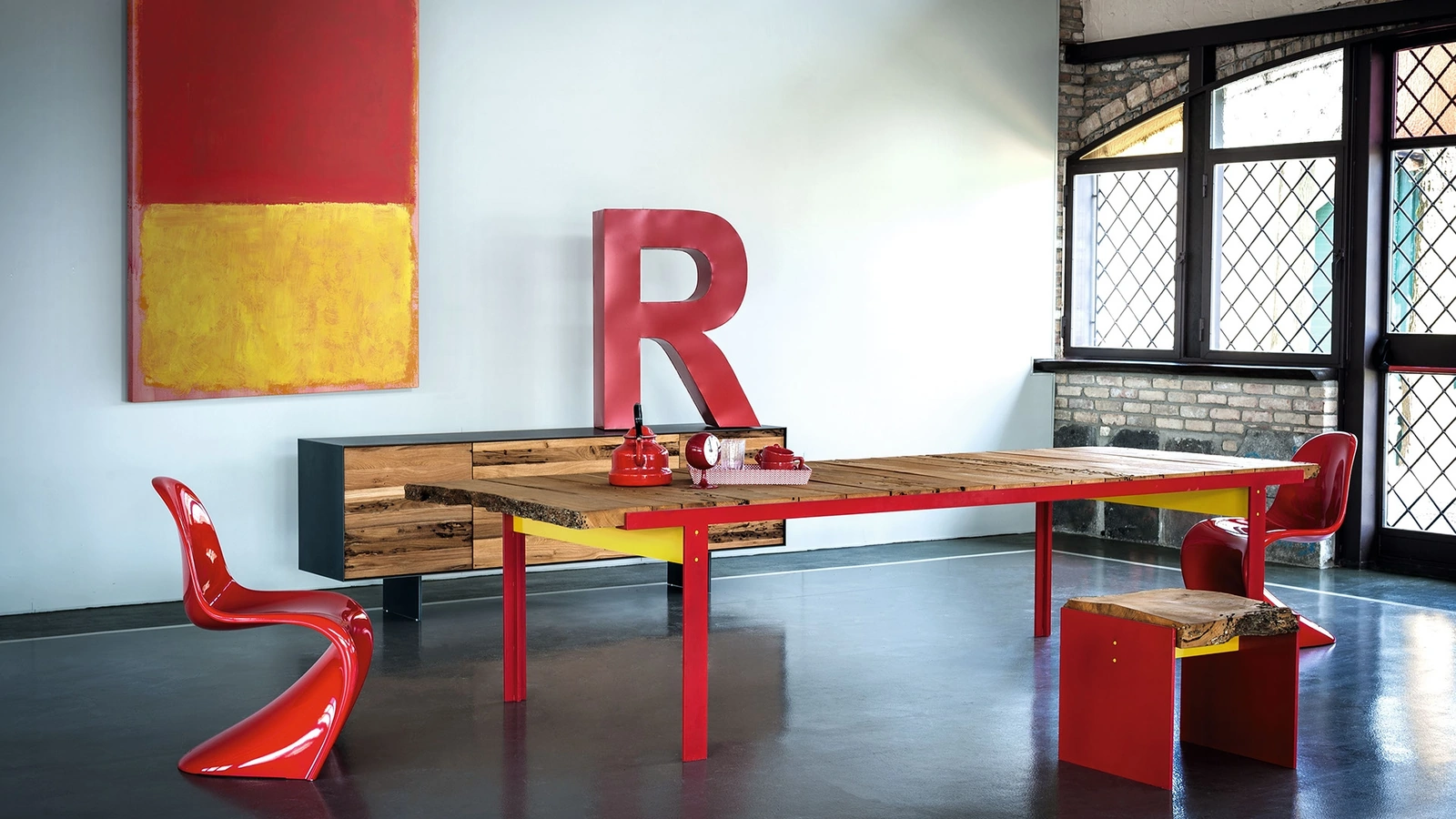 Tavolo Touch Table Briccola n legno massello di Briccola a liste accostate posizionate trasversalmente con base in ferro laccato di Riva1920