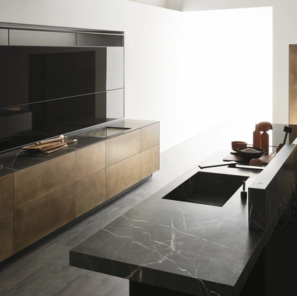 Cucina Design con isola Artematica Ottone Anticato di Valcucine