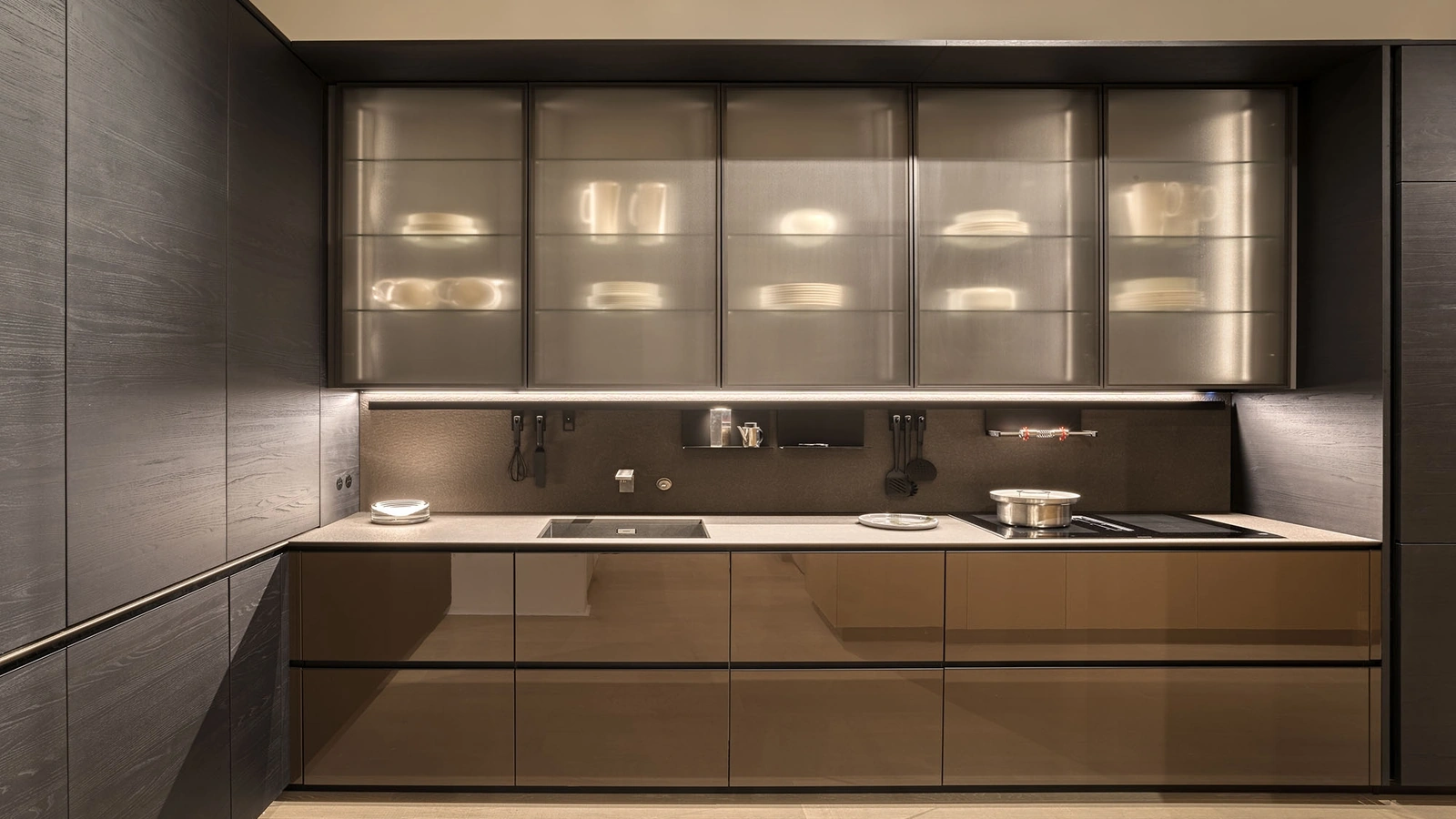 Cucina Design Forma Mentis Olmo Tattile Nero e Laccato di Valcucine