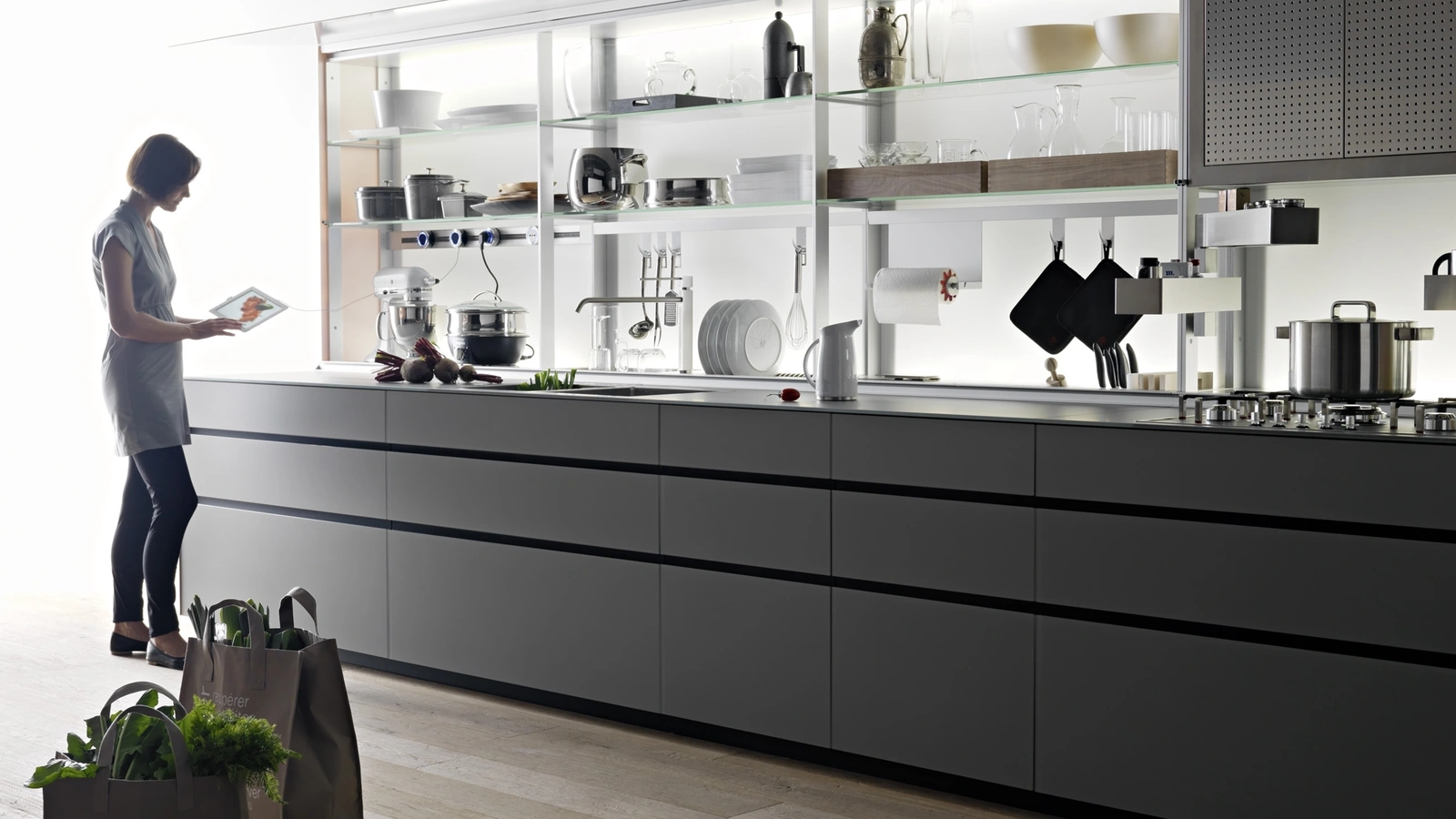 Cucina Design Artematica in linea, in vetro temprato laccato opaco Vitrum Grigio Cemento di Valcucine
