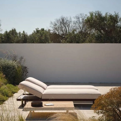 Lettino Prendisole in tessuto imbottito e Tavolino in legno Unduetre di Fast