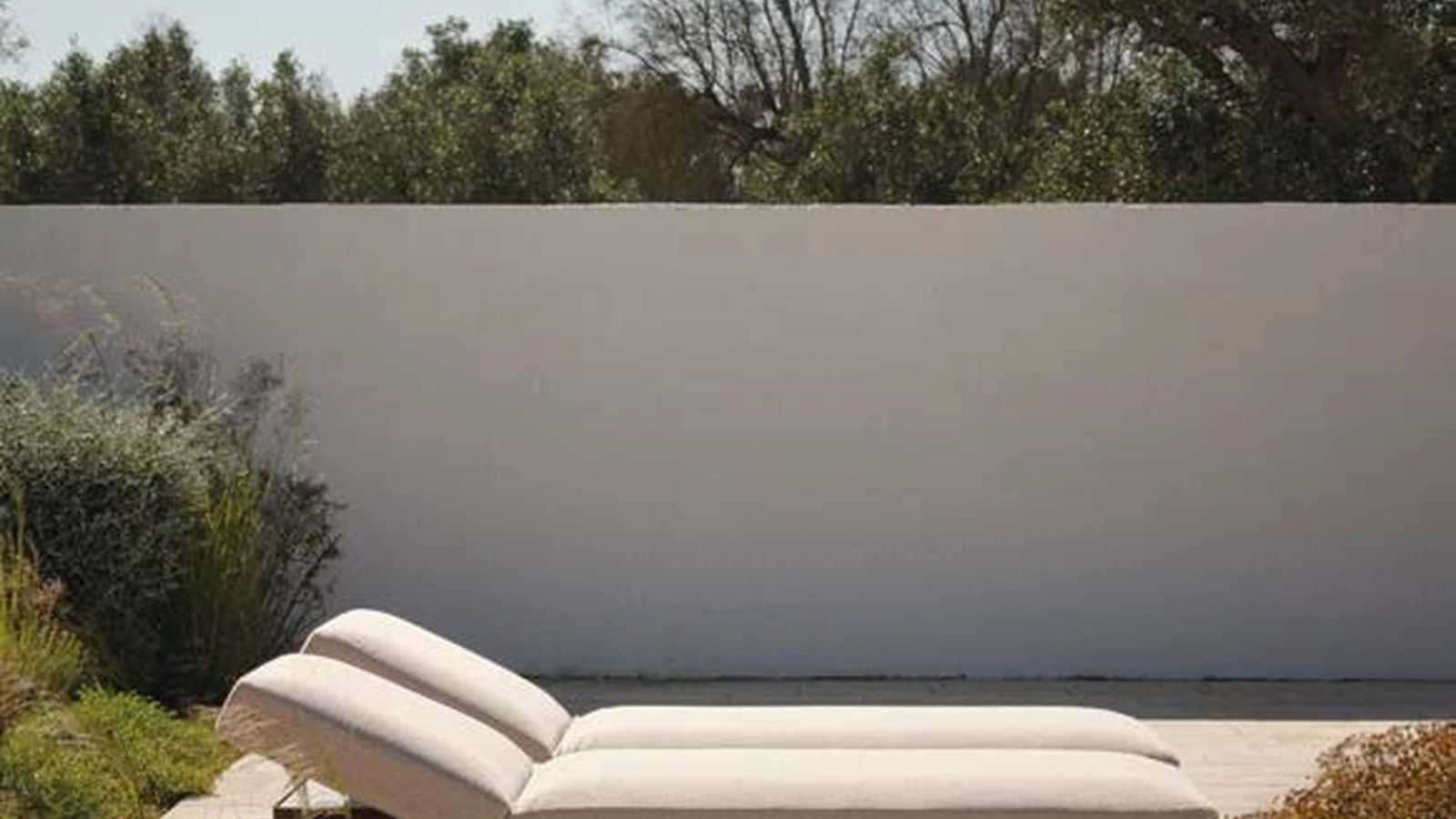 Lettino Prendisole in tessuto imbottito e Tavolino in legno Unduetre di Fast